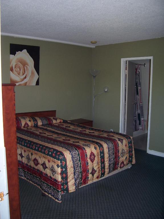 Queen bed room